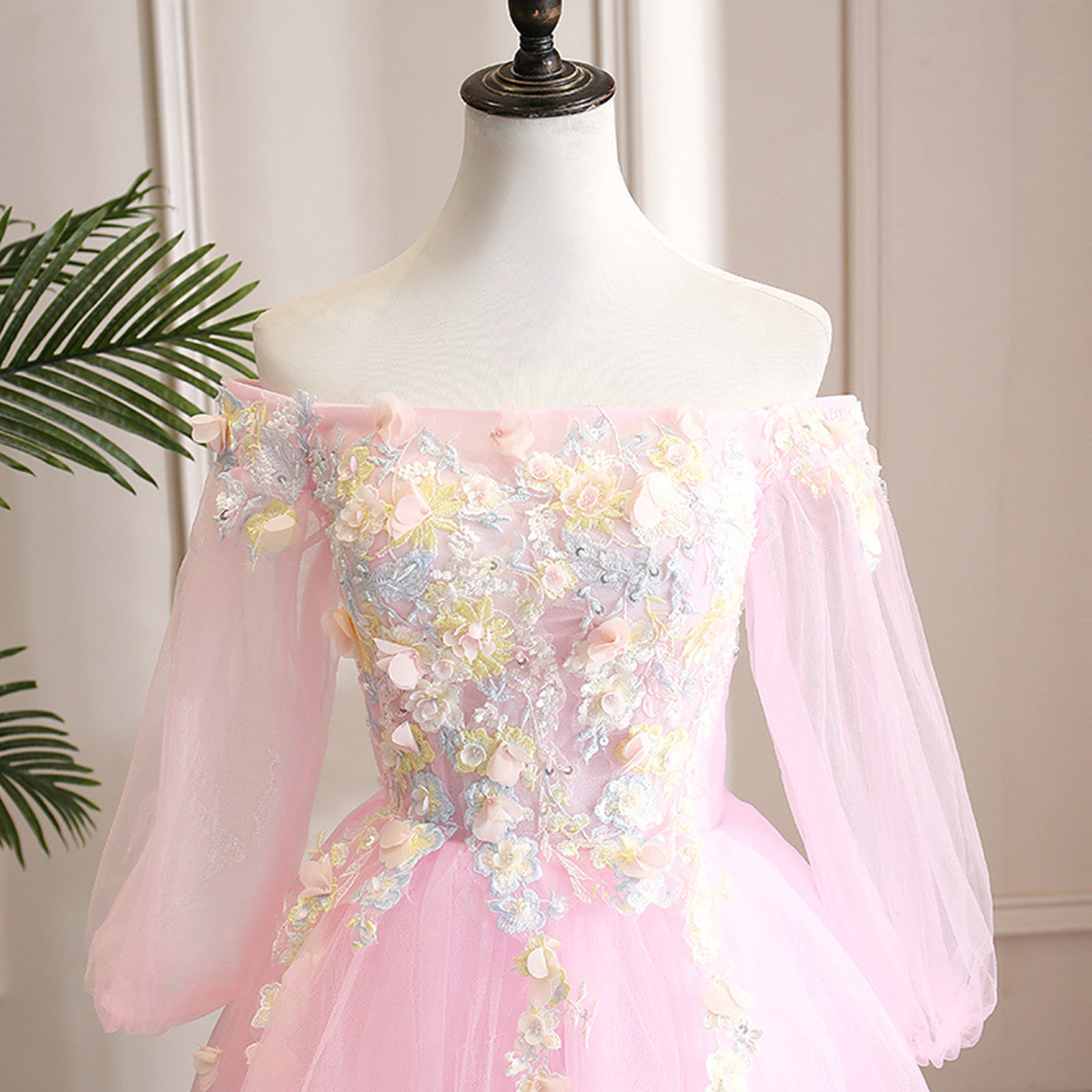 Lindo vestido rosa de fiesta para dulces 16 con flores 