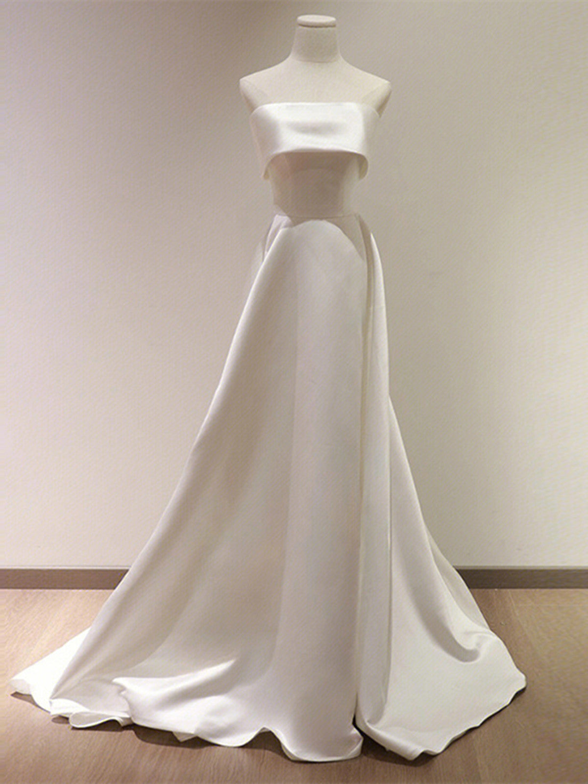 Vestido formal largo de satén blanco sin tirantes, corte A 
