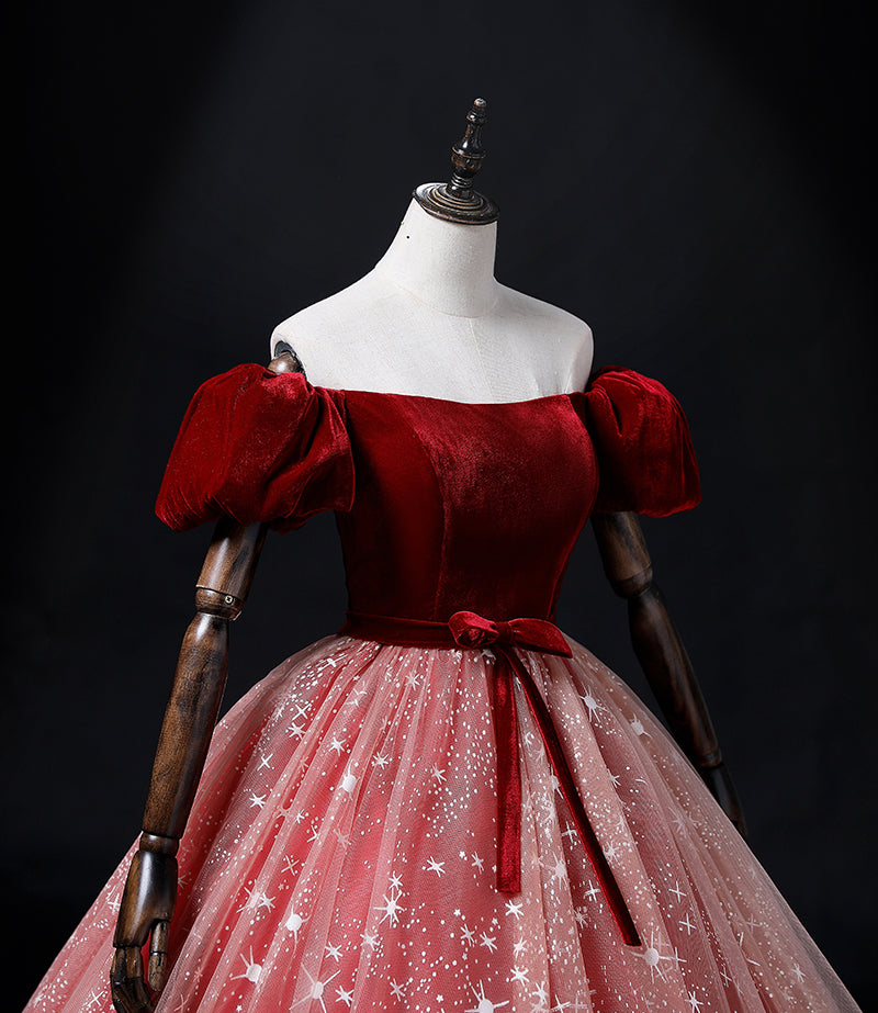 Vestido formal con hombros descubiertos, terciopelo rojo vino y tul rosa 