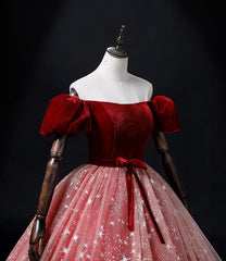 Vestido formal con hombros descubiertos, terciopelo rojo vino y tul rosa 