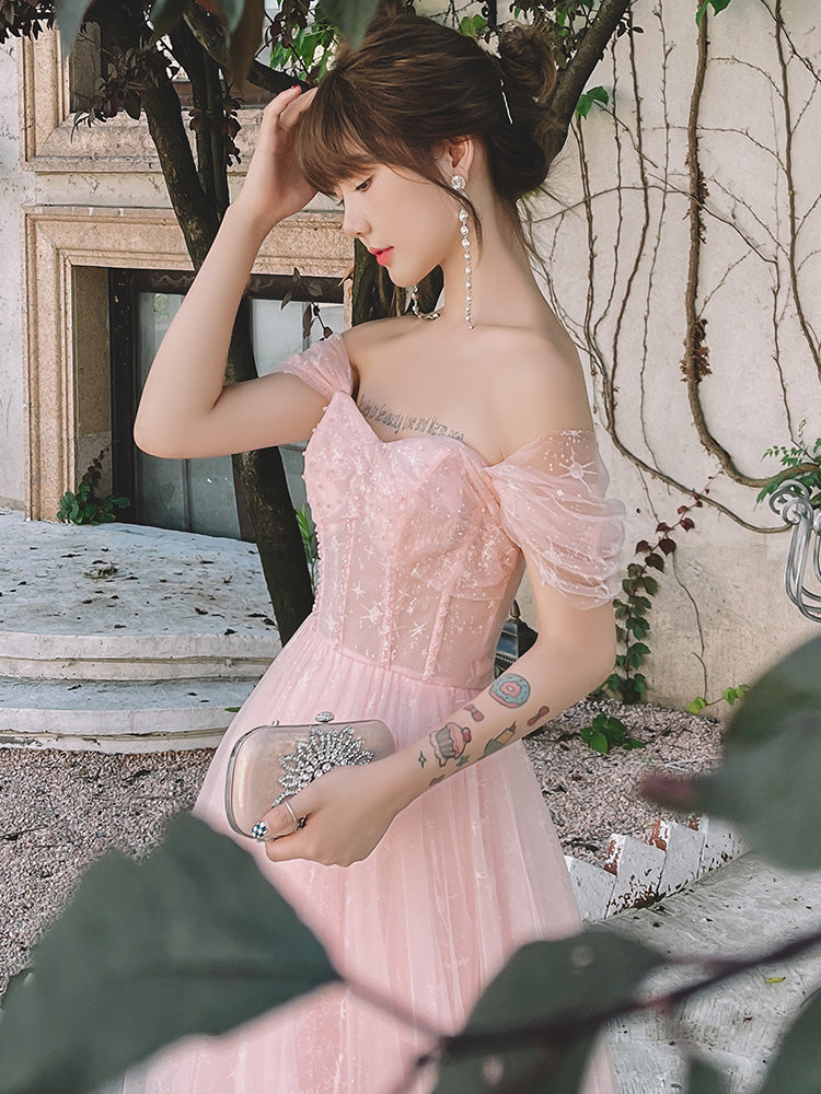 Vestido de fiesta sencillo de tul con hombros descubiertos en color rosa y corte A para graduación 