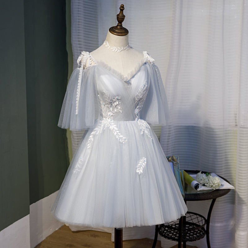 Vestido de fiesta gris con escote en V y tirantes hasta la rodilla 
