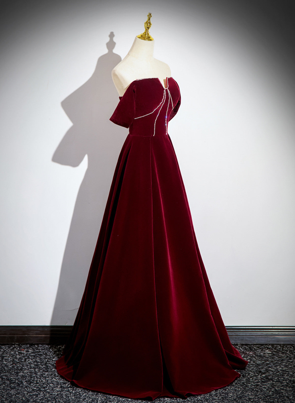 Vestido de fiesta largo de terciopelo rojo vino con hombros descubiertos 