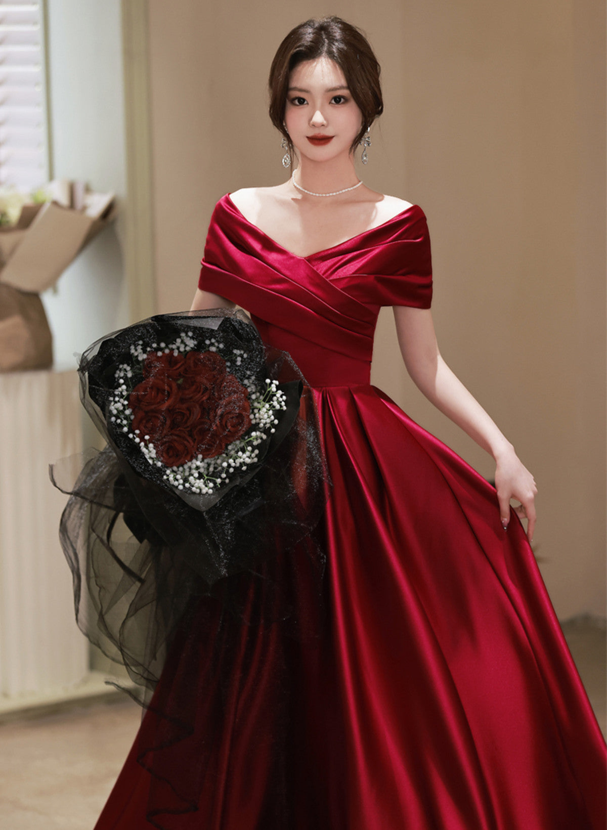 Vestido de fiesta largo de satén rojo vino con corte A y hombros descubiertos 