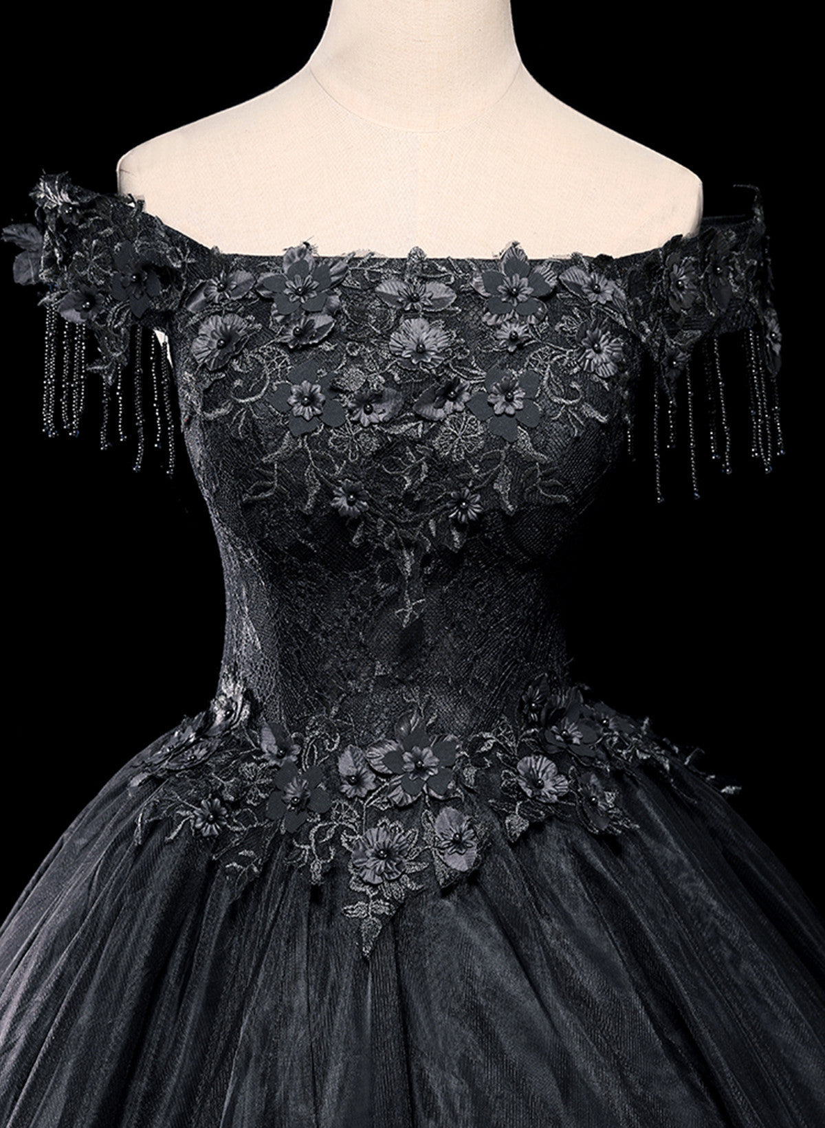 Vestido de fiesta de tul negro con hombros descubiertos y apliques de encaje 