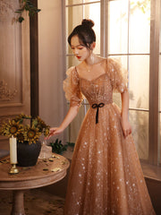 Lindo vestido de fiesta largo de tul color champán con escote en forma de corazón 