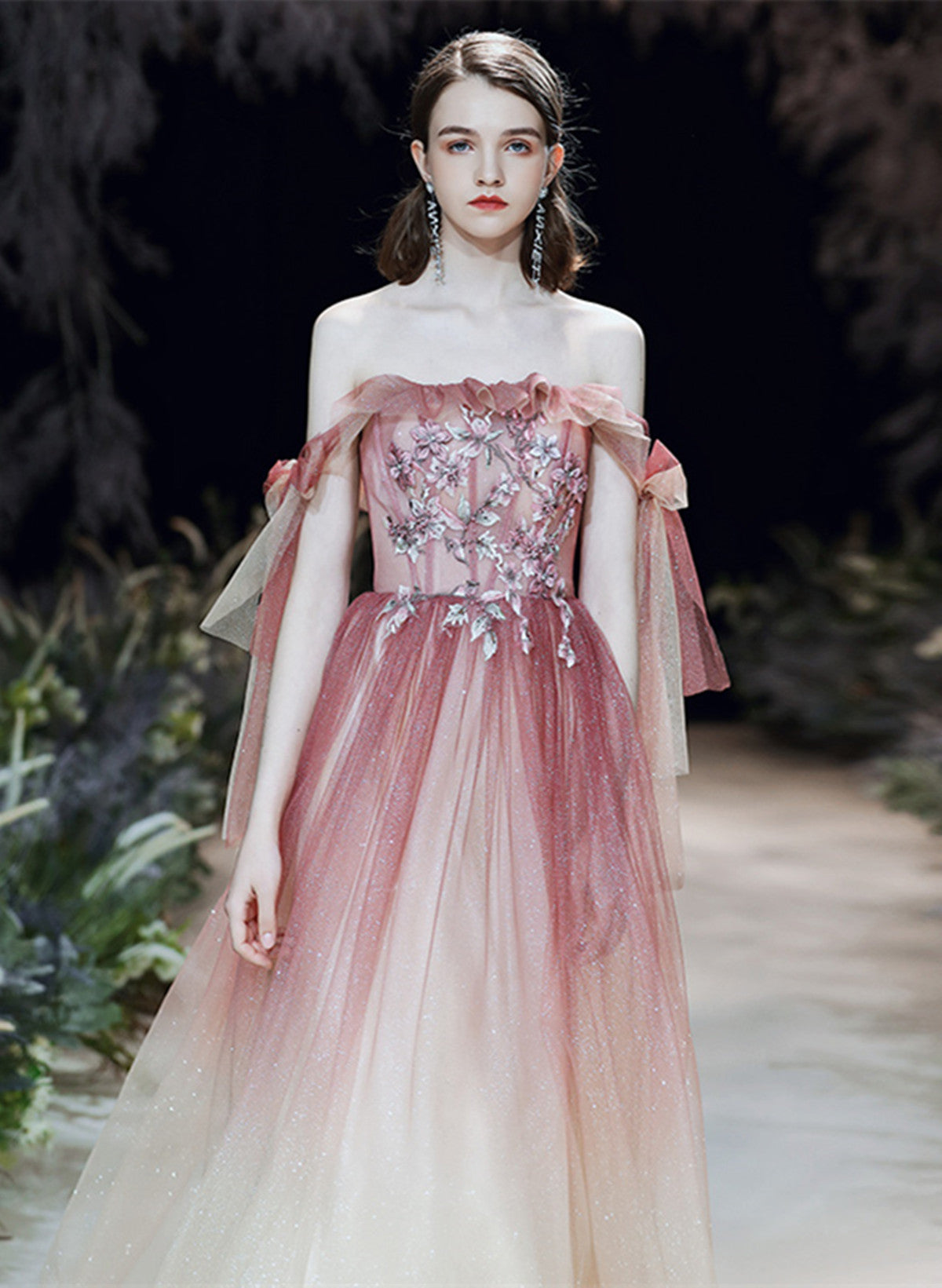 Vestido de fiesta rosa con escote en forma de corazón y hombros descubiertos 