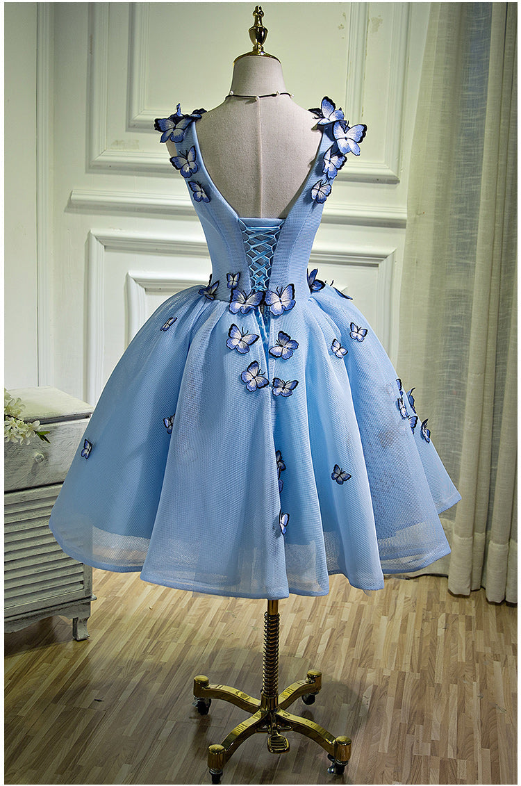 Lindo vestido de fiesta de tul azul con escote en V 