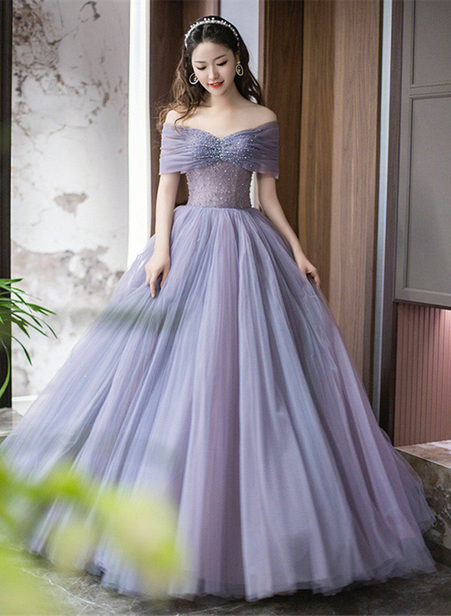 Vestido formal de tul con cuentas moradas 