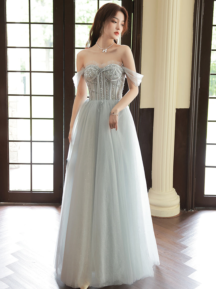 Vestido largo de fiesta con tirantes de tul y cuentas en gris plateado 
