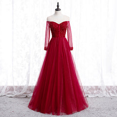 Vestido de noche de tul con cuentas y mangas largas en color rojo vino 