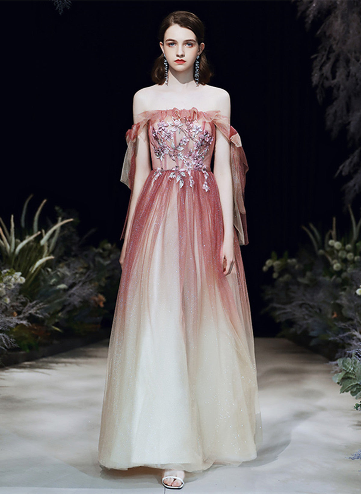 Vestido de fiesta rosa con escote en forma de corazón y hombros descubiertos 