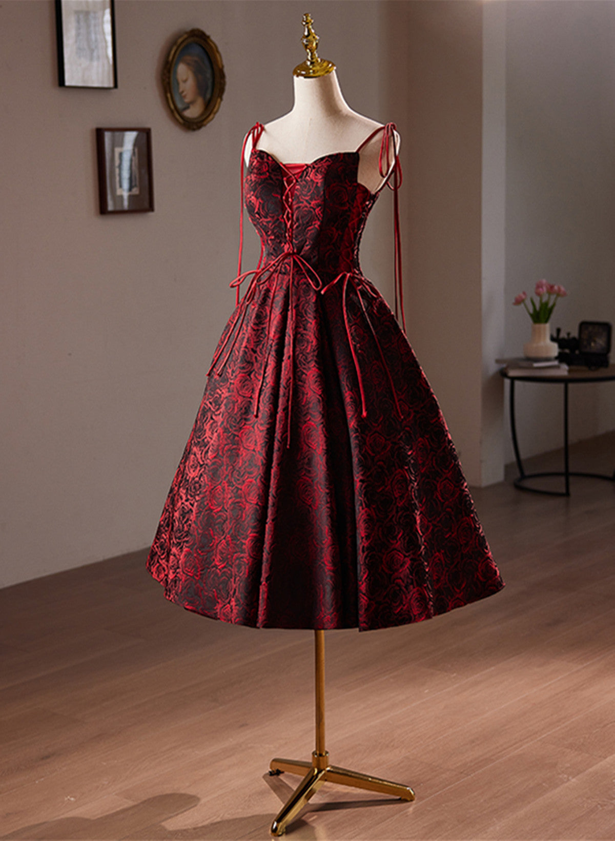 Vestido de fiesta hasta la rodilla con tirantes de satén floral rojo vino 