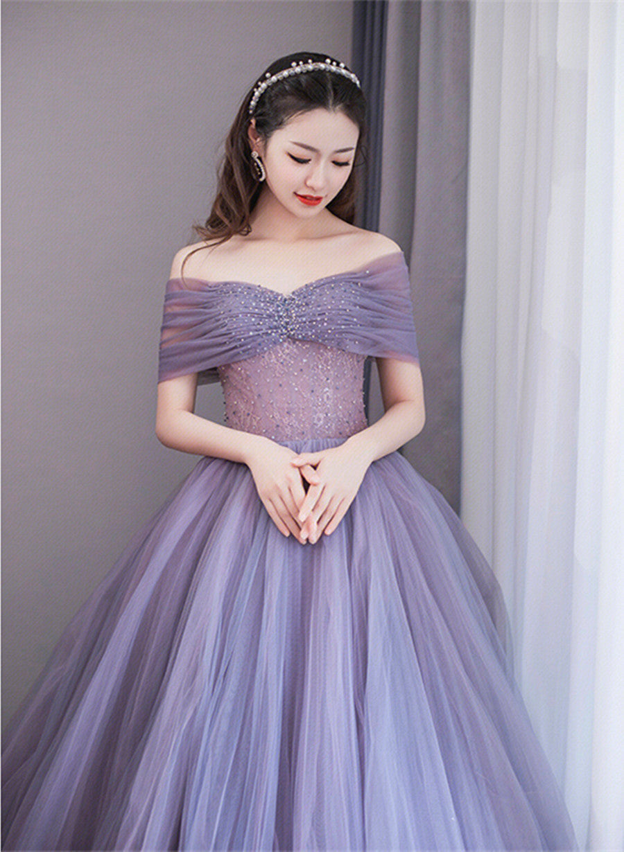 Vestido formal de tul con cuentas moradas 