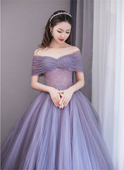 Vestido formal de tul con cuentas moradas 