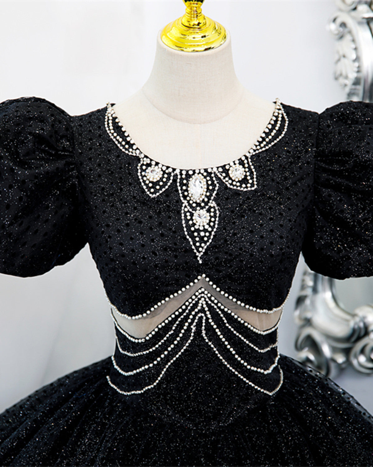 Vestido de fiesta glamuroso de tul negro con cuentas y mangas cortas 