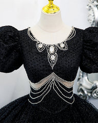 Vestido de fiesta glamuroso de tul negro con cuentas y mangas cortas 