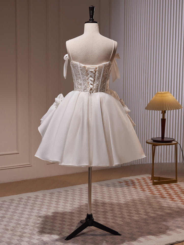 Vestido de fiesta corto de gasa color marfil con tirantes de encaje 