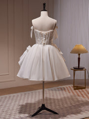 Vestido de fiesta corto de gasa color marfil con tirantes de encaje 
