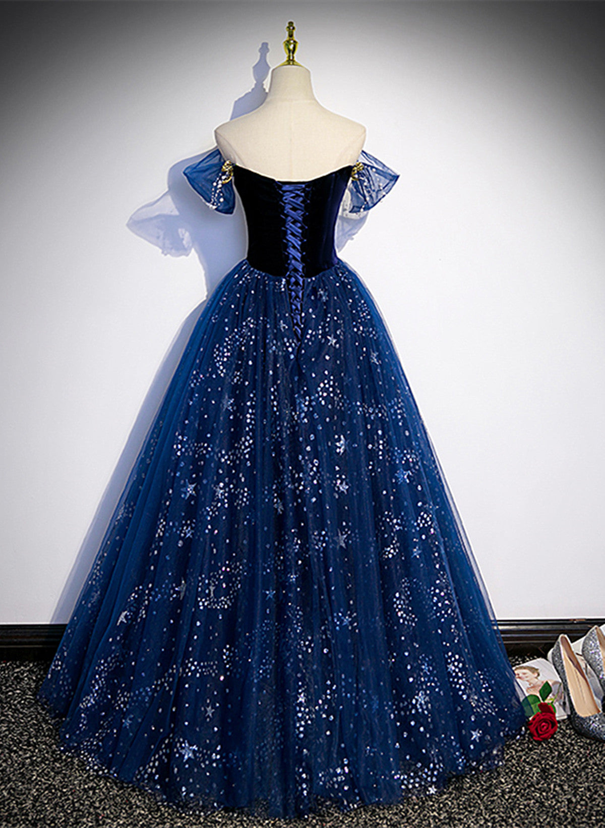 Vestido de fiesta largo de tul azul marino con hombros descubiertos y cuentas 