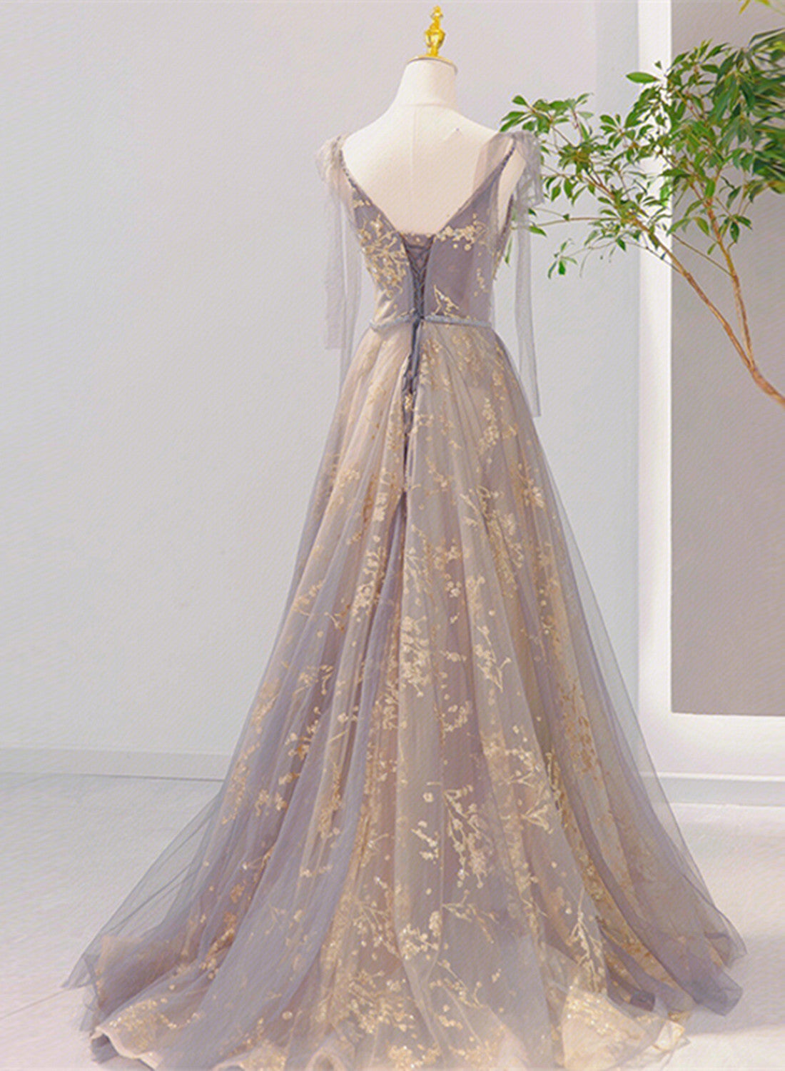 Hermoso vestido formal largo con escote en V y cordones en color champán y gris 