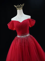 Vestido de fiesta de tul rojo con cuentas y hombros descubiertos 