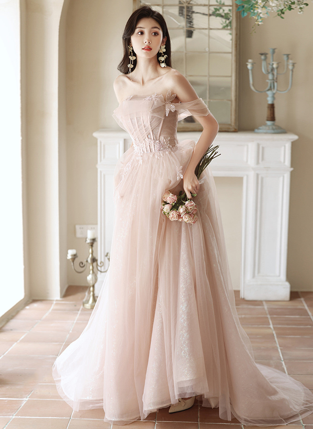 Vestido formal largo de tul rosa con hombros descubiertos 