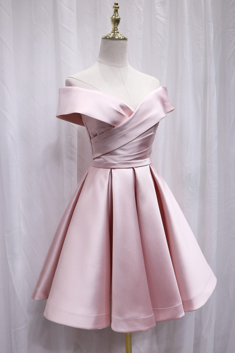 Lindo vestido de fiesta de satén rosa con escote en forma de corazón y hombros descubiertos hasta la rodilla 