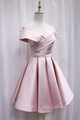 Lindo vestido de fiesta de satén rosa con escote en forma de corazón y hombros descubiertos hasta la rodilla 