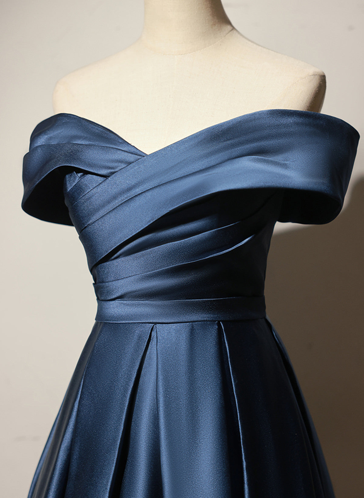 Vestido de fiesta largo de satén azul marino con corte A 