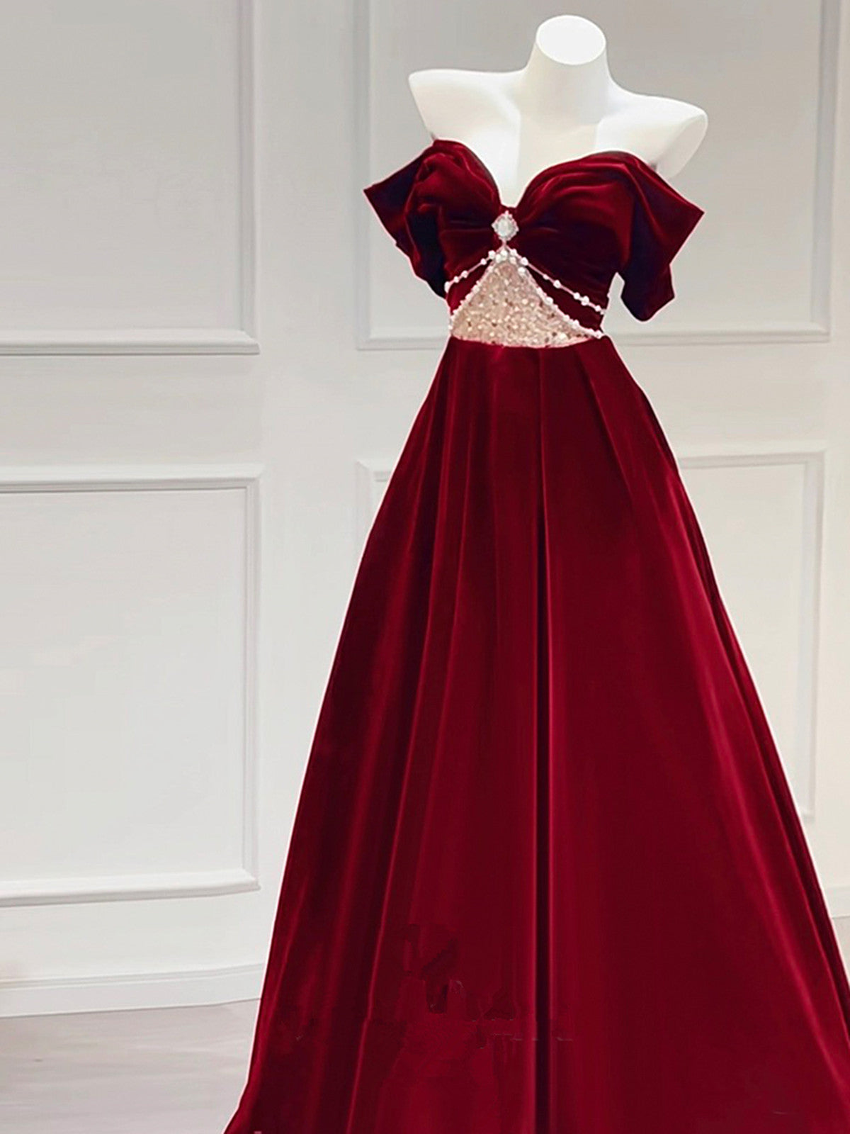 Vestido de fiesta de terciopelo rojo vino con hombros descubiertos y corte A 