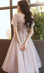 Vestido de fiesta rosa de tul con mangas cortas y cuentas hasta la rodilla 