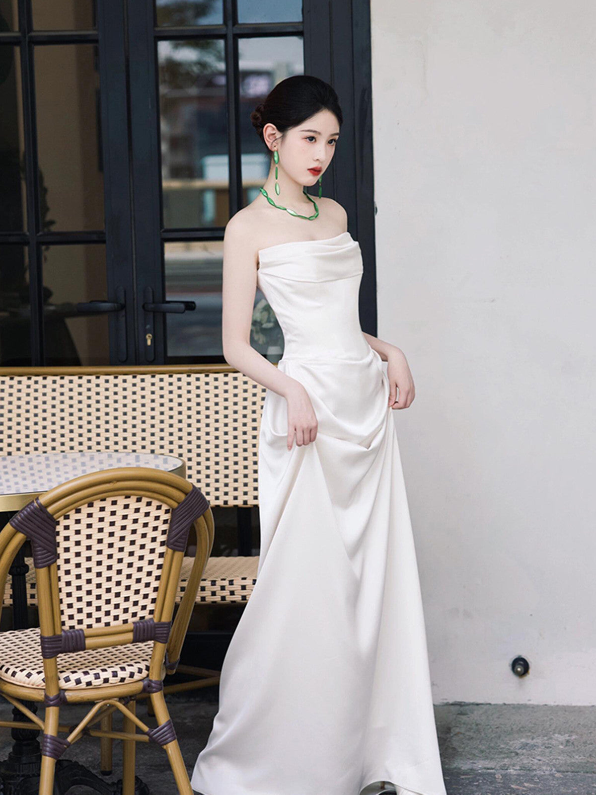 Vestido de fiesta de boda de satén blanco sin tirantes y largo hasta el suelo 
