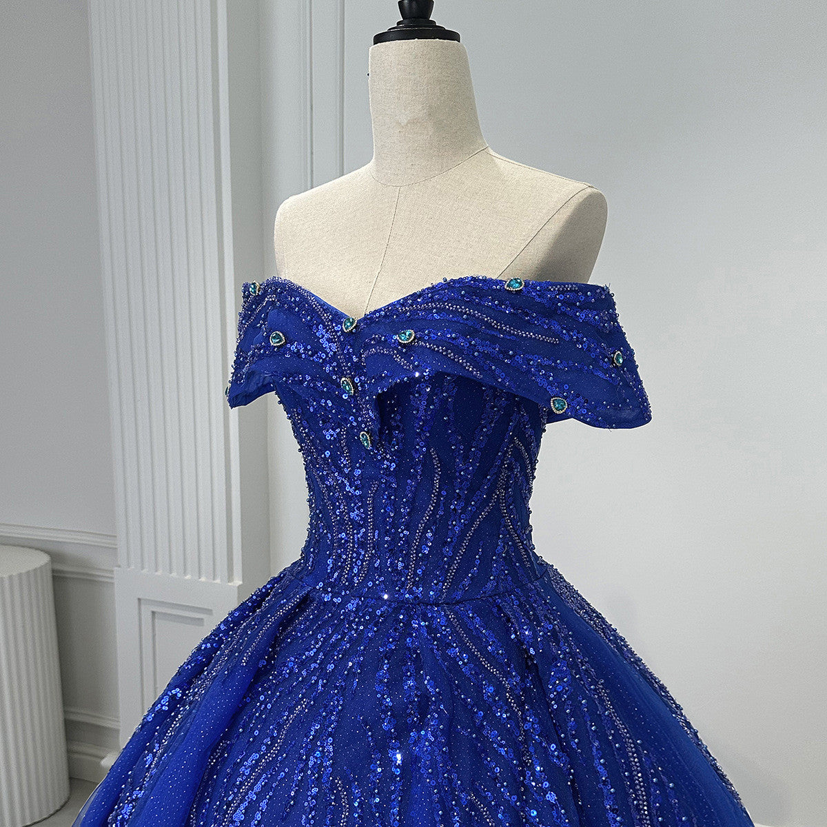 Vestido formal largo de tul y cuentas en color azul 