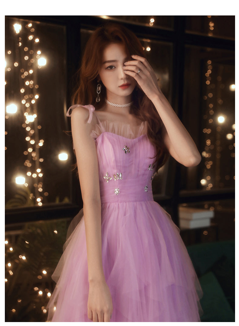 Precioso vestido de fiesta corto con tirantes de tul en color morado claro 
