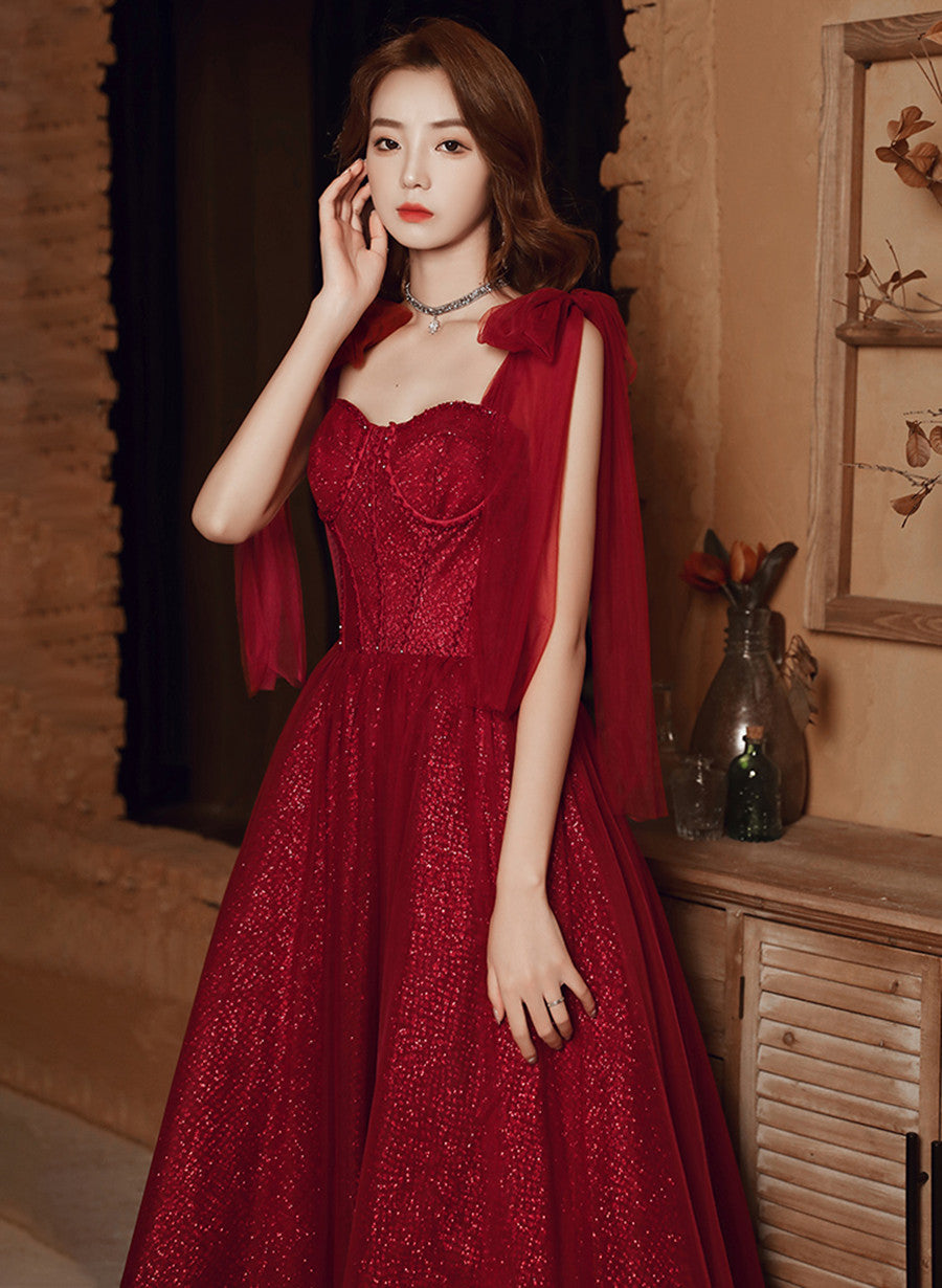 Vestido de fiesta de tul brillante con escote en forma de corazón y tirantes color rojo vino 