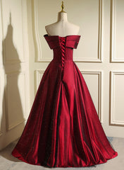Vestido de fiesta rojo vino y negro con escote en forma de corazón y hombros descubiertos 