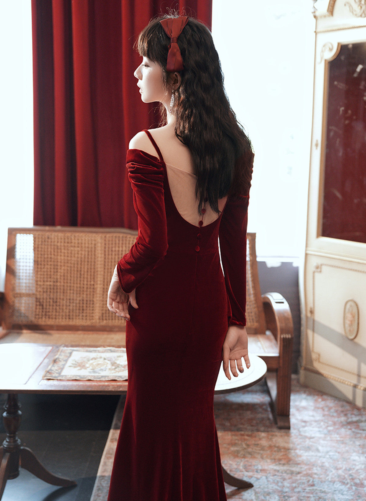 Hermoso vestido de fiesta de terciopelo rojo vino con hombros descubiertos 