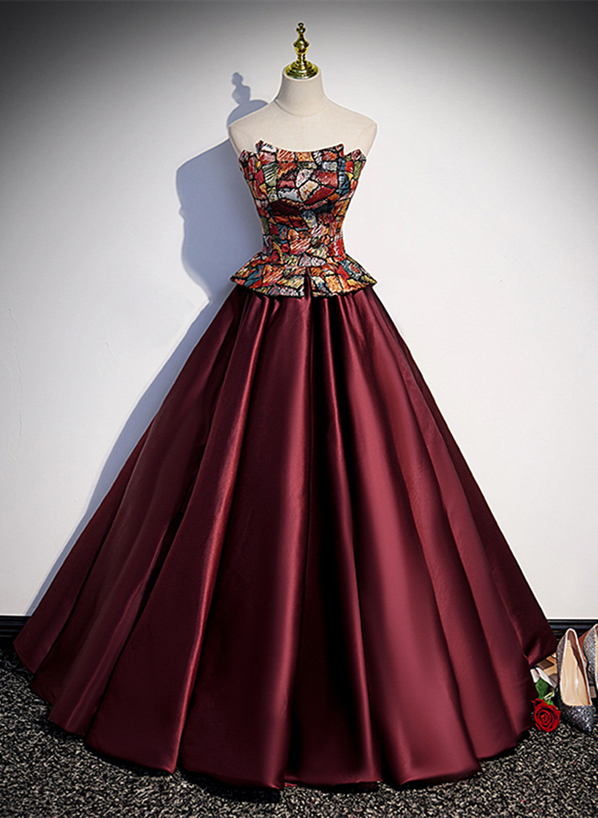 Elegante vestido de noche de satén burdeos con hombros descubiertos 