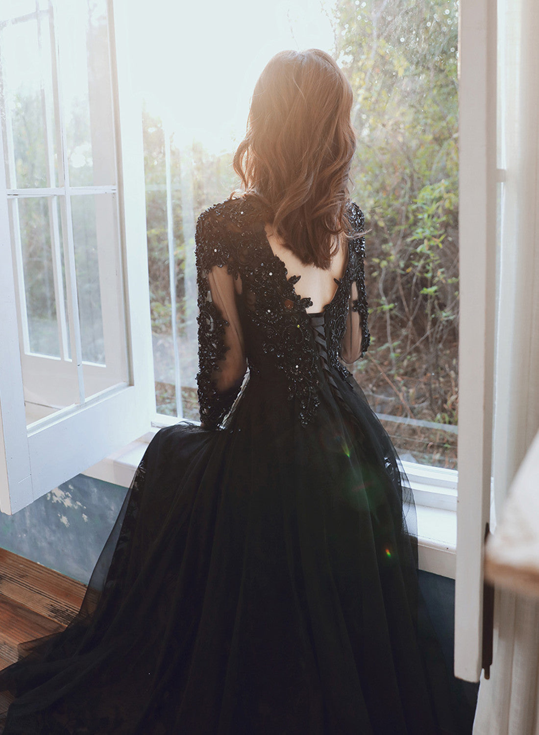 Vestido de fiesta negro de tul con escote en V y mangas largas con encaje 