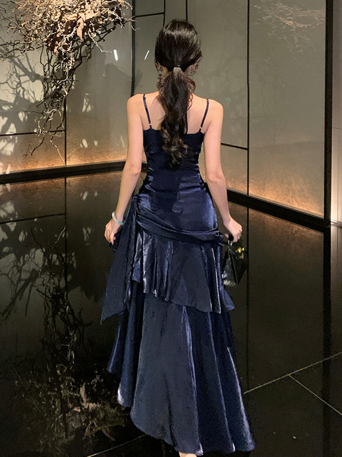 Vestido de noche largo azul marino con escote corazón y tirantes de sirena 
