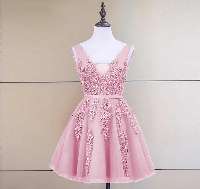 Lindo vestido de fiesta corto de tul con escote en V y cuentas 