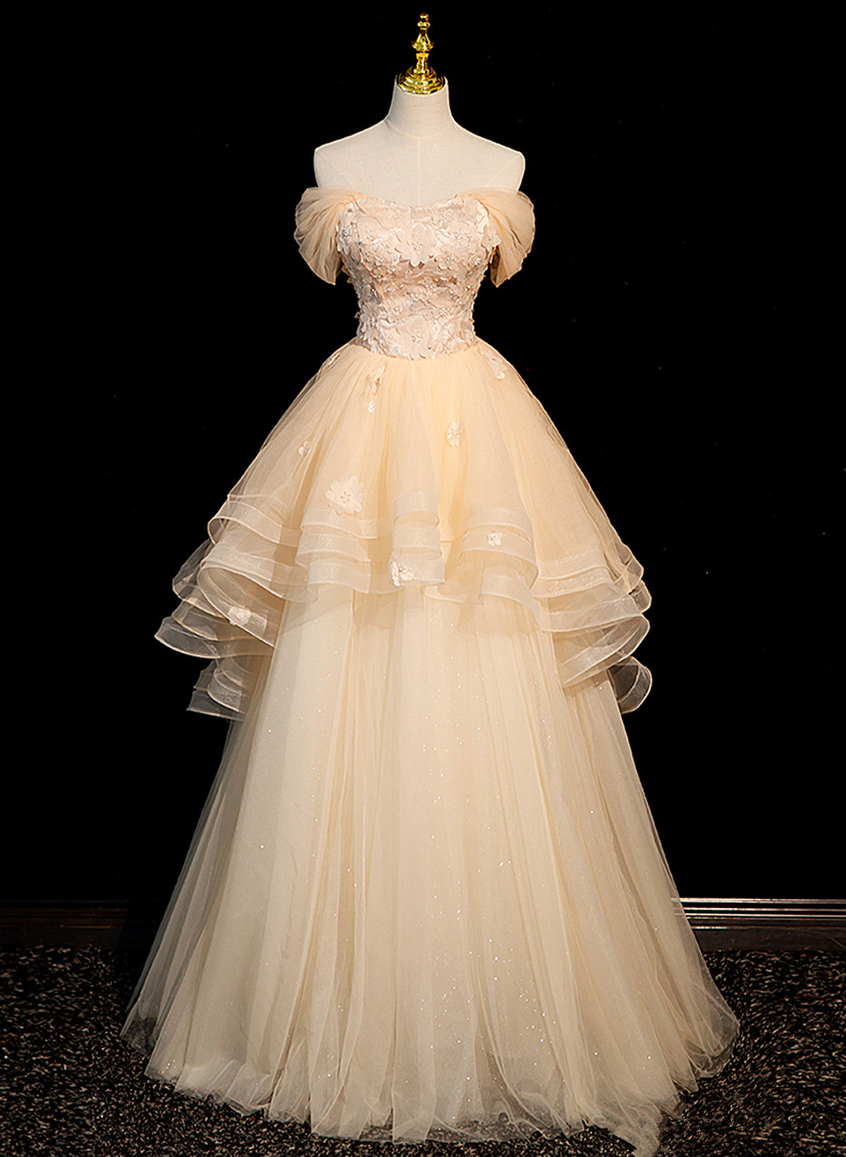 Lindo vestido de fiesta color champán claro con escote en forma de corazón y hombros descubiertos 