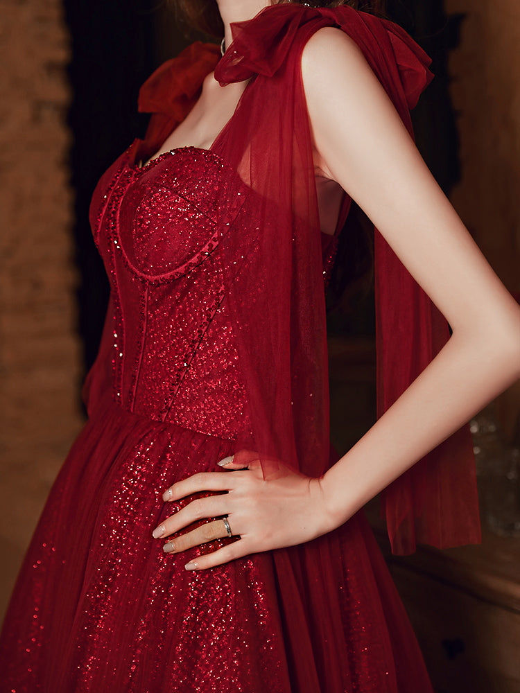 Vestido de fiesta de tul brillante con escote en forma de corazón y tirantes color rojo vino 