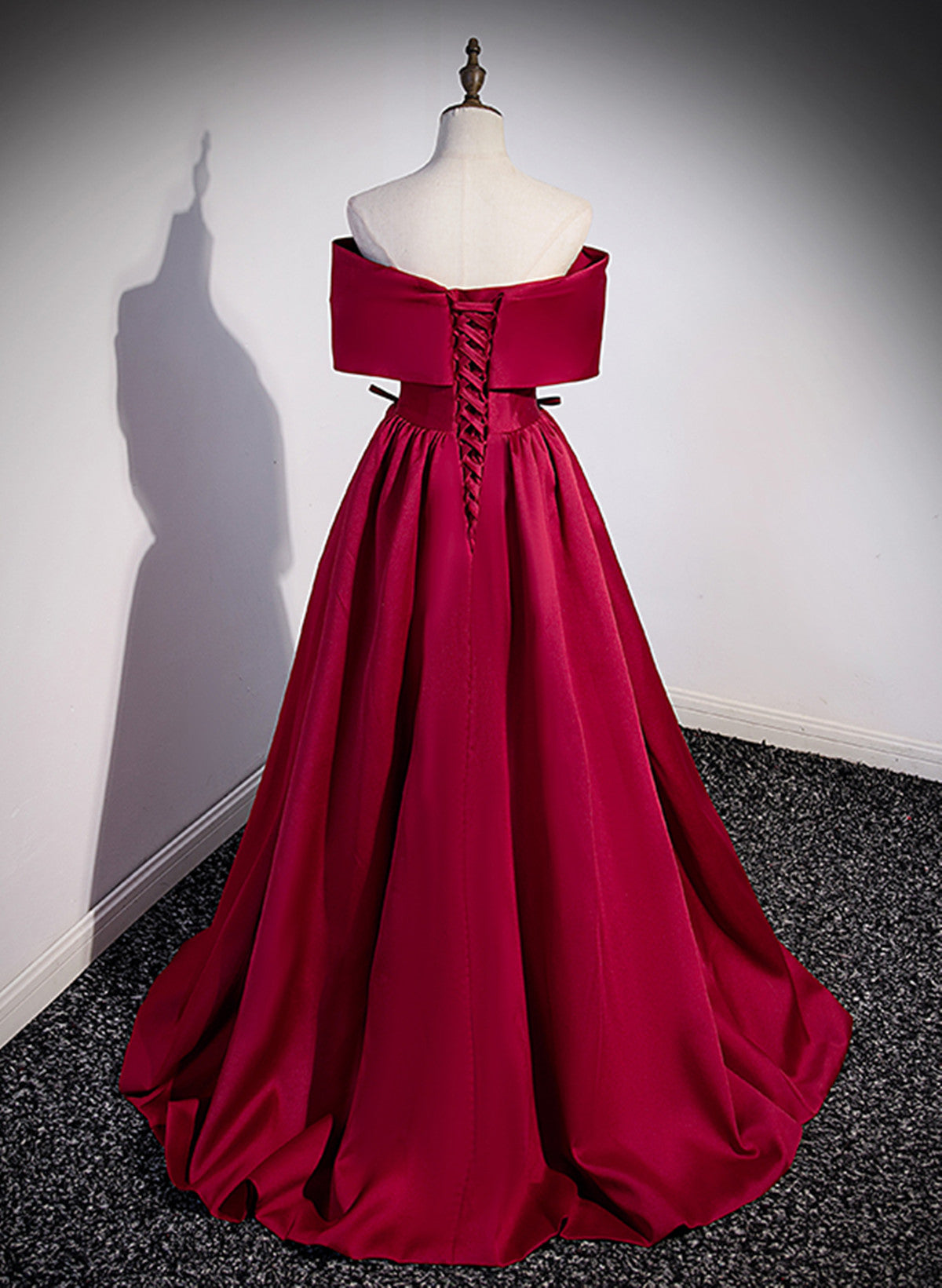 Vestido de noche largo con escote corazón de satén rojo vino 