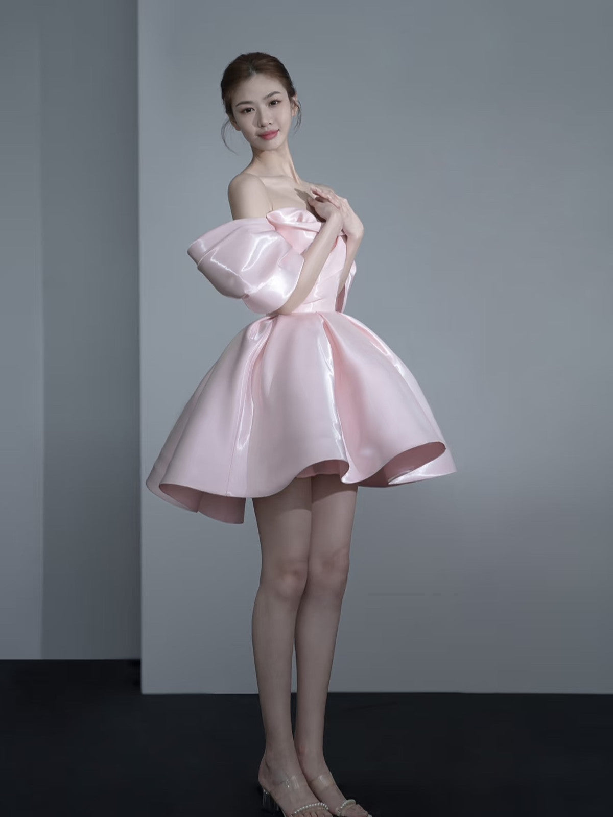 Vestido corto de satén rosa con escote en forma de corazón para regreso a casa y fiesta 