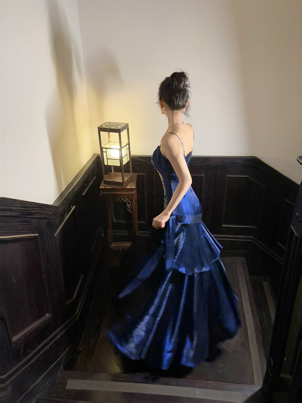 Vestido de fiesta azul marino de sirena con tirantes finos 