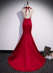 Vestido largo de fiesta de satén de sirena rojo. 