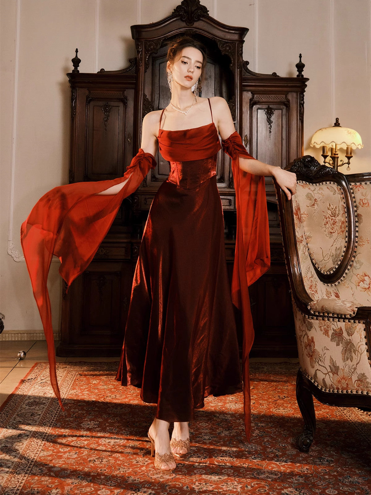 Vestido de fiesta largo de satén rojo vino con tirantes en forma de A y mangas 