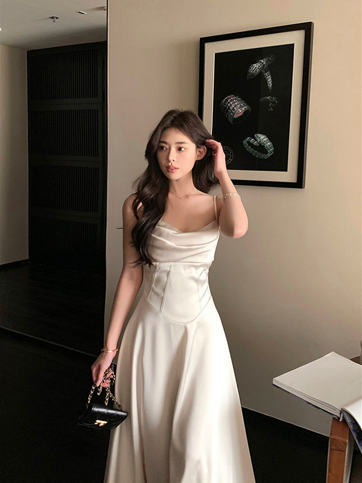 Vestido de fiesta blanco de satén con tirantes en forma de A y largo hasta el suelo 